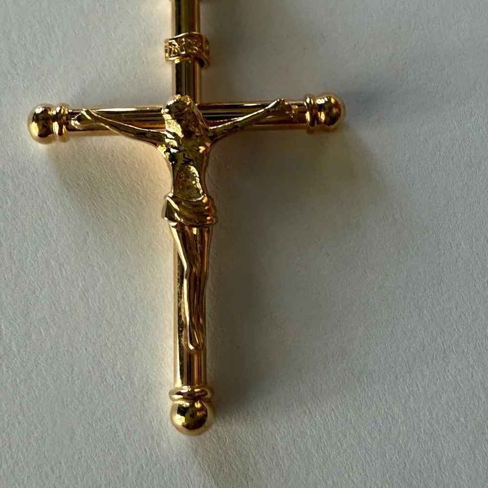 SOLD 🍀 18K Solid Gold Crucifix Pendant - Picture 4 of 6